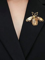 Vintage Baroque Bee Brooch – Gold Zinc Alloy Insect Pin With Faceted Gemstone