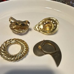 Vintage Lot of 4 Women’s Fashion scarf clips all gold tones, one faux pearl