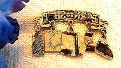 CLASSIC PIN BROOCH “BORN TO SHOP” SALE GIFT GOODY BAG MALL STORE GOLD TONE M6