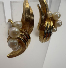 Vintage Coro Pearl Screw Back Earrings Classic Gold Mid Century 1950s Elegant