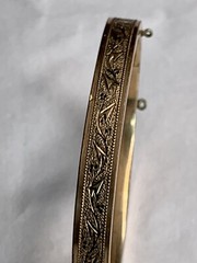 Vtg 60s Gold Plated Hinged Bangle Bracelet 1/4”w Floral Etched Detail Oval Shape