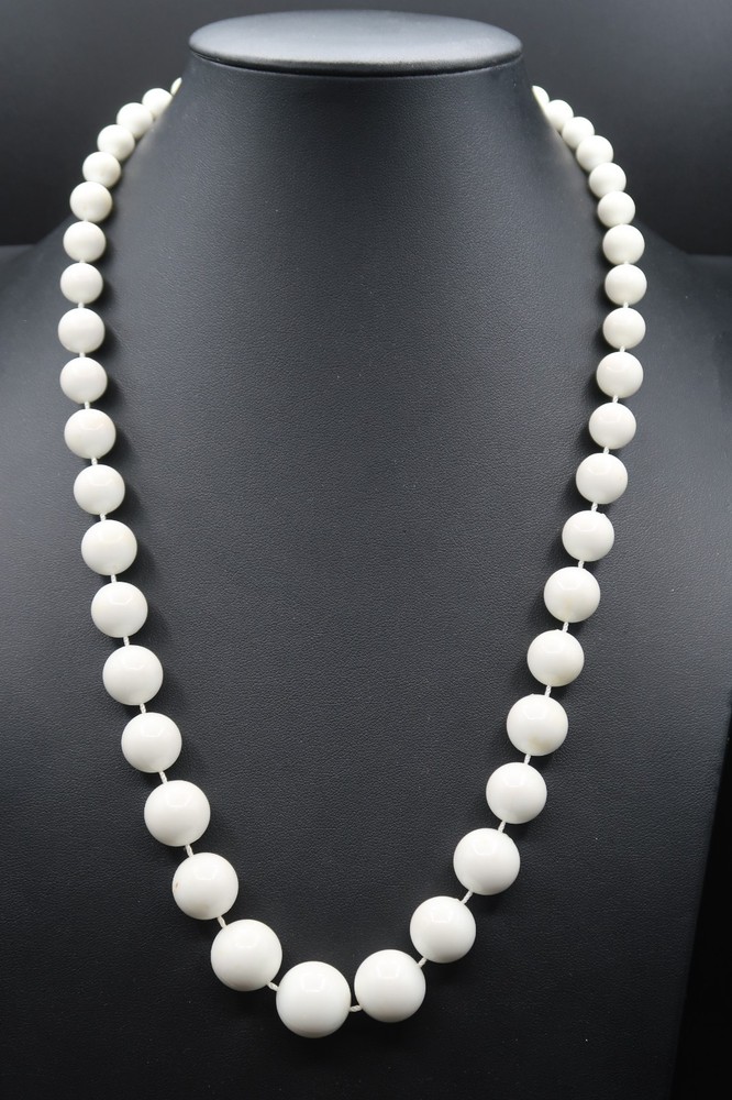 Vtg White Acrylic or Resin Bead 21″ Princess Length Strung Statement Necklace