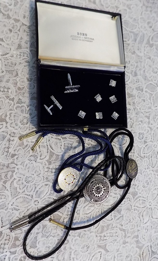 LARGE VINTAGE LOT MEN’S WOMEN’S ACCESSORIES & JEWELRY BOLO TIES EARRINGS++