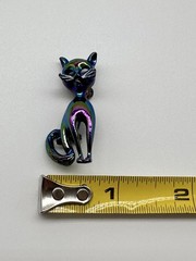 EXCELLENT VTG. 70’s IRIDESCENT BLACK ENAMEL SITTING CAT FIGURAL BROOCH PIN