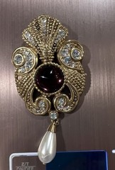 Signed Jeff Lieb Gold Tone Purple Rhinestone Pin Brooch Faux Pearl Stunning H2-6