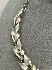 VINTAGE Gold and Silver Two-Tone Textured Articulated Leaf Link Choker Necklace
