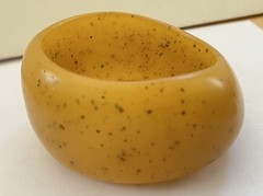 Vtg 1960s 70s LUCITE Acrylic Resin Chunky Applesauce Speckled Heavy Bangle 92g