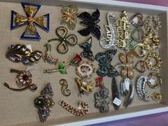CLEARANCE 65+ Luxury Lot of Vintage and Used Brooches/pendants several Signed