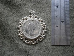Queen Elizabeth II Vtg Shiny Sixpence Coin in Ornate Silvertone Mount 6.3g
