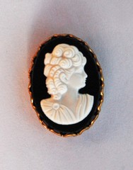 VINTAGE PLASTIC faux CAMEO OVAL BUTTON • 25x18mm • Black/ White, Black/ Tan