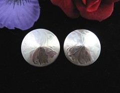 Ivy LEAVES Round EARRINGS Vintage Clip On Etched Oriental Cone SILVERTONE Leaf