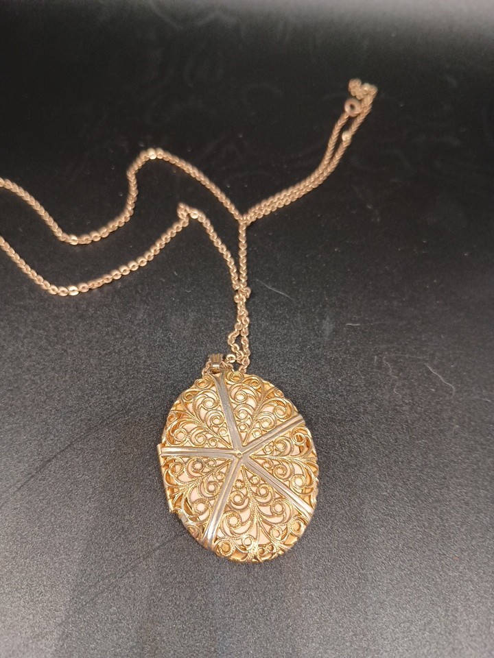 Vtg Locket w. Photos 24″ Necklace Victorian Revival Gold Tone Oval Scroll Flower