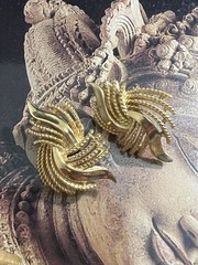 Vintage Crown Trifari Gold Tone Leaf Floral Brooch Clip Earring Bracelet Set