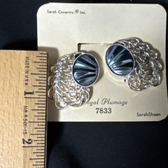 Sarah Coventry Royal Plumage Vtg Sarah Sheen 7833 Clip On Earrings 1.5” new