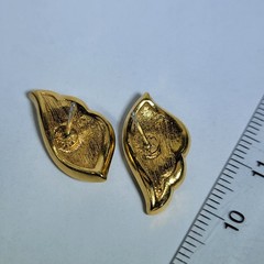 Vintage Gold-Tone Blue Leaf Earrings – Elegant Clip-On Style for All Occasions