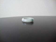 VINTAGE 1970s HONG KONG HANDMADE MOTTLE LIGHT GREEN JADE 2MM X 6MM BAND SZ 11.25
