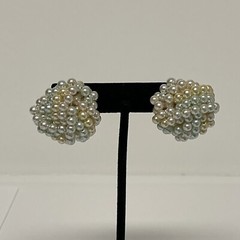 Vintage 1980s Pierced Pearl Earrings 1″ Dome – Very Light Pastel colored pearls