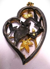 VINTAGE GOLD PLATED & ZINC ALLOY OWL SITTING IN BRANCHES 3D HEART SHAPED PENDANT