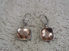 Silvertone Peach Glass Pierced Earrings (B30)