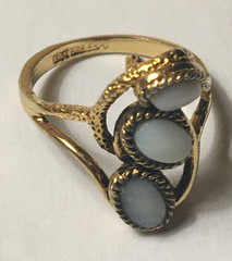 VINTAGE 3/4″ GOLD OVERLAY ESTATE COCKTAIL RING W/ 3 WHITE OVAL OPALESCENT STONES